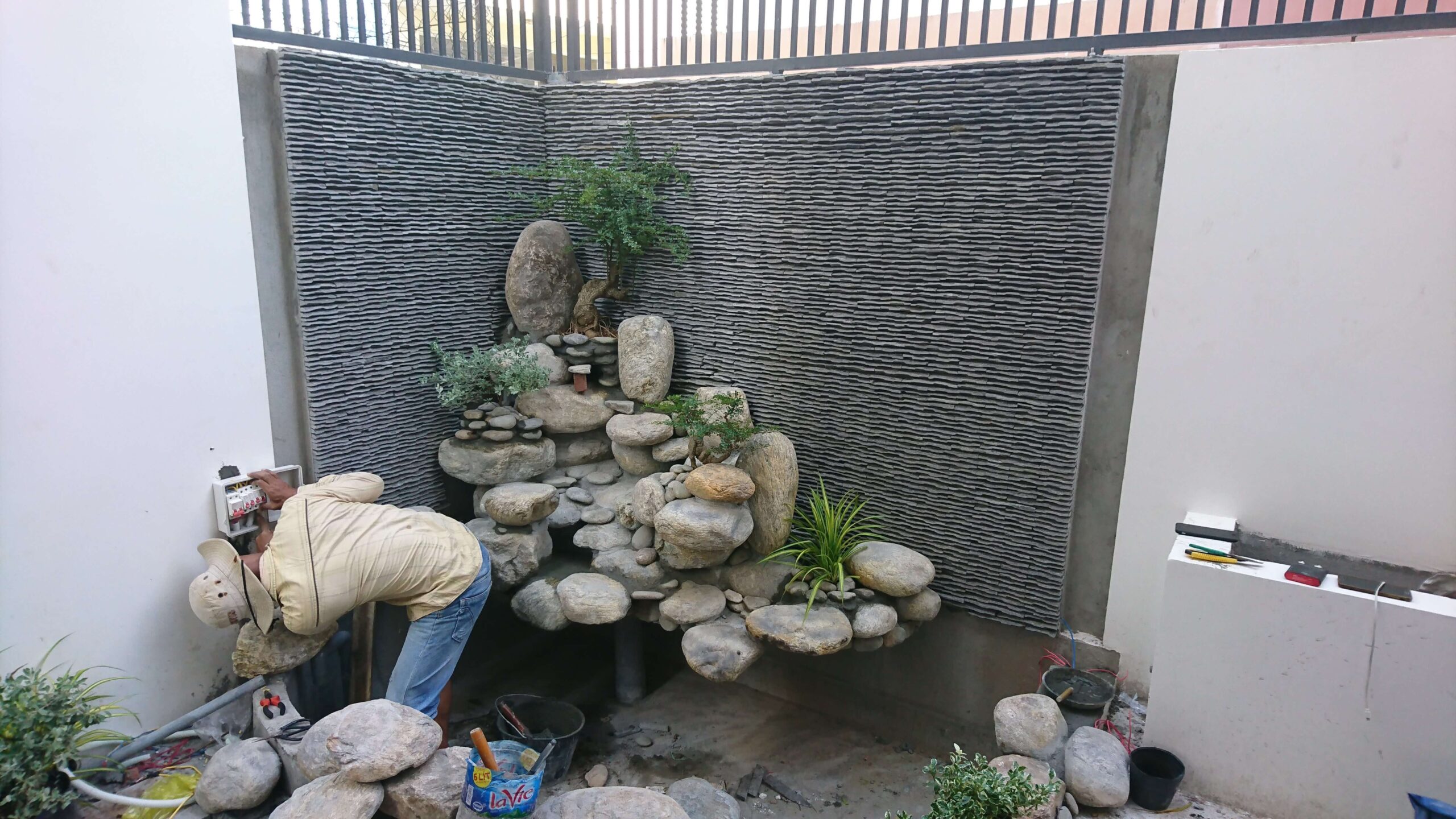 Thi công hồ cá Koi và tường cây thác nước